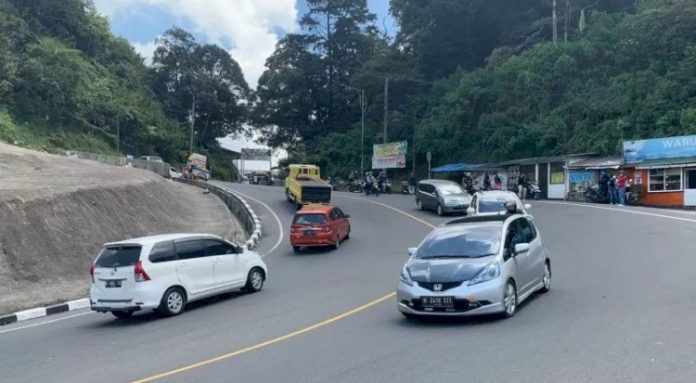 image_750x_613355b44d284 alur Puncak-Cianjur, Jawa Barat, ramai lancar setelah hari kedua penerapan Ganjil Genap, Sabtu (4/9). (Antara /Ahmad Fikri)