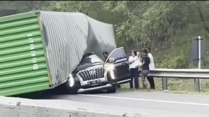 Trruk kontainer yang terguling di Tol Purbaleunyi ruas Plered KM 91 mengarah ke Jakarta. (youtube)