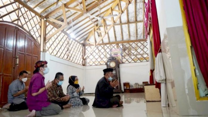 image_750x_6174a35de87f6 Pimpinan dan Anggota Komisi V DPRD Provinsi Jawa Barat saat melakukan peninjauan makam Syekh Quro yang bertempat di Makam Syekh Quro di Karawang, Jumat 22/10/21. (humas dprd jabar)
