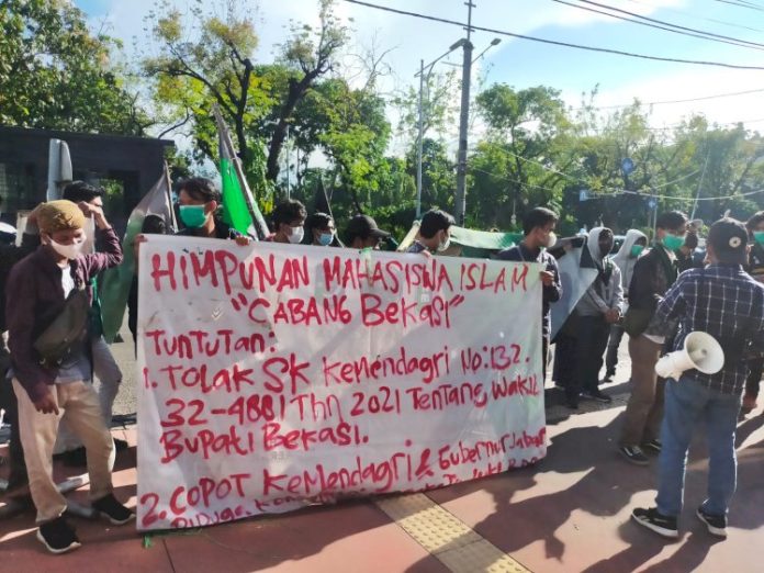 image_750x_617bf0d4caaaa Ratusan Mahasiswa HMI Geruduk Kemendagri