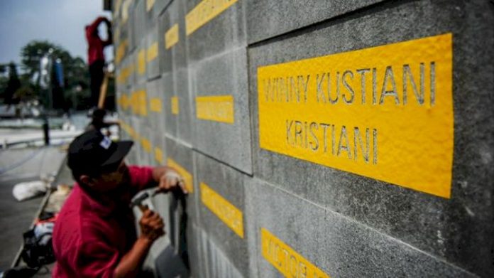 image_750x_6184e3a165986 Sebanyak 281 nama yang gugur saat menjalankan tugas menanggulangi virus corona terukir di Monumen Perjuangan Pahlawan Covid-19 di Kota Bandung. (detik.com)